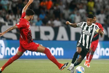 Imagem ilustrativa da imagem Botafogo busca empate com o Athletico no último lance e mantém liderança