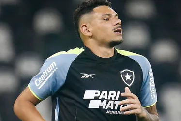 Imagem ilustrativa da imagem Botafogo anuncia renovação de contrato do artilheiro Tiquinho Soares até 2026
