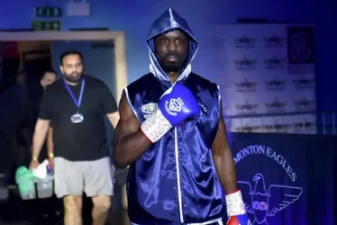 Imagem ilustrativa da imagem Boxeador britânico de 29 anos morre no ringue durante primeira luta oficial