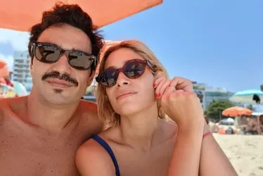 Imagem ilustrativa da imagem Caio Blat se pronuncia sobre beijo de Luisa Arraes em cantor: 'Só aumenta o amor'