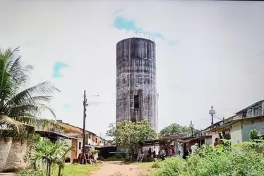 Imagem ilustrativa da imagem Caixa d'água:  medo de desabamento e 14 anos de abandono colocam vidas em risco