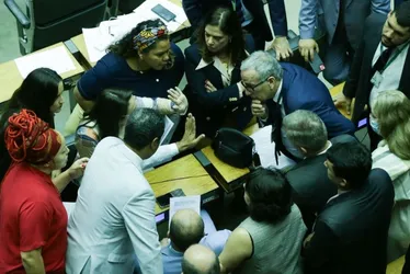 Imagem ilustrativa da imagem Câmara aprova PEC que perdoa multas e cotas raciais de partidos
