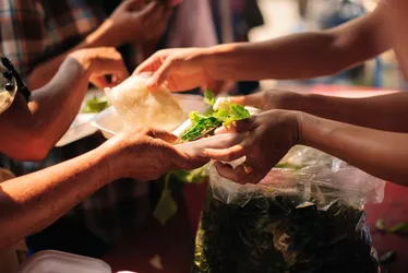 Imagem ilustrativa da imagem Câmara de SP aprova PL que prevê multa de até 17 mil para quem doar comida na rua