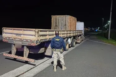 Imagem ilustrativa da imagem Caminhão é autuado por transportar bloco de rocha com travas soltas no ES