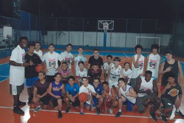Imagem ilustrativa da imagem Campeão de basquete ajuda a transformar a vida da garotada