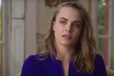 Imagem ilustrativa da imagem Cara Delevingne diz que ficou bêbada pela primeira vez aos oito anos