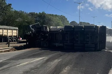 Imagem ilustrativa da imagem Carreta tomba na Rodovia do Contorno e deixa parte da via interditada