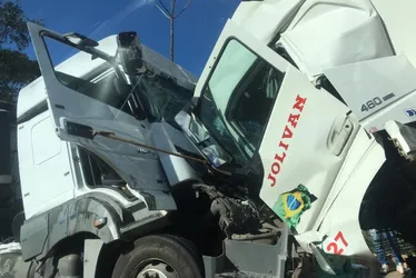 Imagem ilustrativa da imagem Carretas batem de frente em rodovia do ES e motorista é socorrido de helicóptero