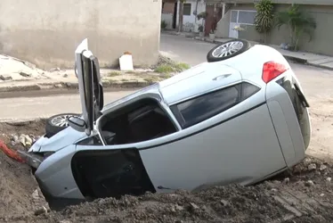Imagem ilustrativa da imagem Carro cai dentro de buraco de obra em rua de Vila Velha