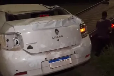 Imagem ilustrativa da imagem Carro capota e deixa dois feridos na rodovia Darly Santos, em Vila Velha