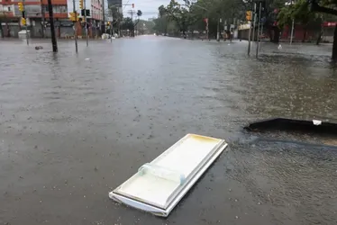 Imagem ilustrativa da imagem Chuva volta e alaga novas áreas em Porto Alegre, que suspende aulas