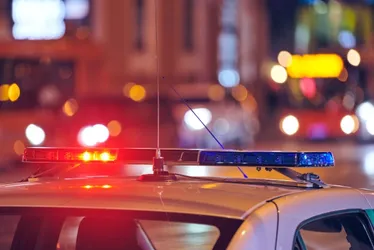 Imagem ilustrativa da imagem Foragido da Justiça capota com carro e é preso após perseguição em Vila Velha