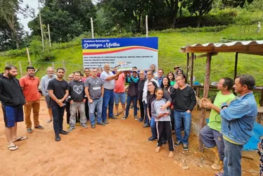 Imagem ilustrativa da imagem Com "festa de aniversário", moradores protestam contra obra inacabada no ES