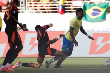 Imagem ilustrativa da imagem Conmebol reconhece erro em lance em que árbitro não marcou pênalti em Vini Jr.