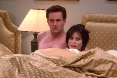 Imagem ilustrativa da imagem Courteney Cox diz que Matthew Perry ainda a visita: "Converso com ele"