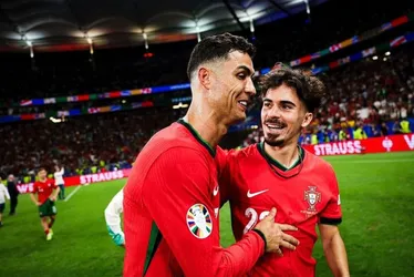 Imagem ilustrativa da imagem Cristiano Ronaldo explica choro após perder pênalti: 'Minha última Euro'
