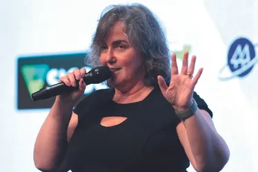 Imagem ilustrativa da imagem Denise Hills: “Investir em meio ambiente não é opção, é obrigação”