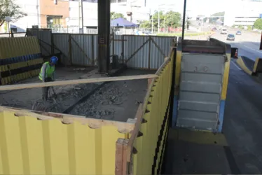 Imagem ilustrativa da imagem Depois de 35 anos, cabines do pedágio da Terceira Ponte começam a ser demolidas