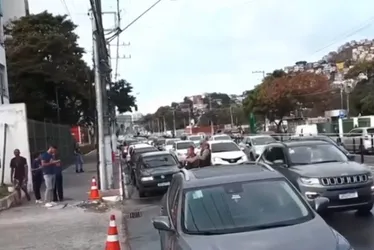 Imagem ilustrativa da imagem Dia Livre de Impostos: fila gigante para tentar comprar gasolina a R$ 3,84 no ES