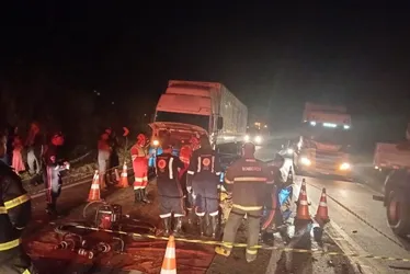Imagem ilustrativa da imagem Duas pessoas morrem em acidente entre carro e caminhão na BR-101 no ES