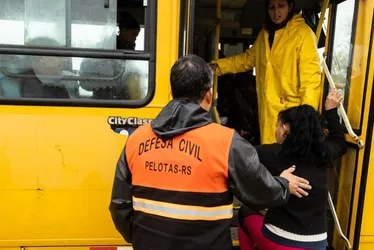 Imagem ilustrativa da imagem Em Pelotas, moradores de 24 bairros precisam deixar casas por risco de inundação