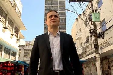 Imagem ilustrativa da imagem Empresário revela emoção na volta ao local onde vendia salgado