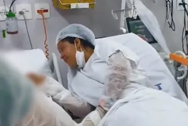 Imagem ilustrativa da imagem Explosão de lancha no RJ: mãe e filho se reencontram uma semana depois do acidente