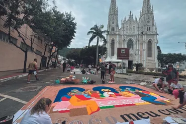 Imagem ilustrativa da imagem FOTOS E VÍDEOS | As belezas dos tapetes de Corpus Christi pelo ES