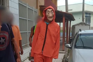 Imagem ilustrativa da imagem Foragido que usava fantasia de 'La Casa de Papel' para se esconder é preso no ES