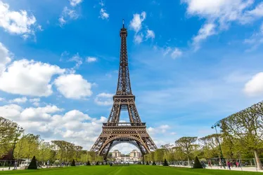Imagem ilustrativa da imagem França investiga três pessoas após caixões serem encontrados perto da torre Eiffel