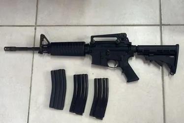 Imagem ilustrativa da imagem Fuzil escondido em máquina de lavar é apreendido pela polícia