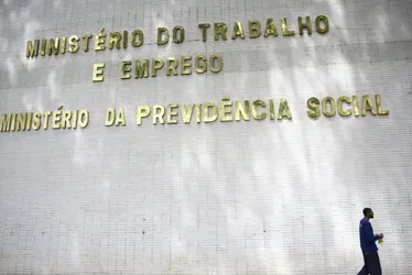 Imagem ilustrativa da imagem Governo adia novamente portaria que restringe trabalho aos feriados