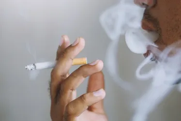 Imagem ilustrativa da imagem Governo avalia elevar preço do cigarro para compensar desoneração