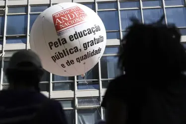 Imagem ilustrativa da imagem Professores das federais começam a abandonar greve, contrariando sindicato