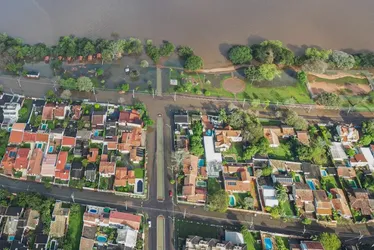 Imagem ilustrativa da imagem Guaíba supera os 5 metros e prefeito faz apelo: 'Ninguém volte para casa'