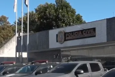 Imagem ilustrativa da imagem Homem cansa de esperar a polícia e leva suspeito de furto para delegacia a pé