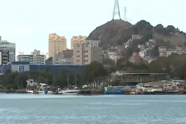 Imagem ilustrativa da imagem Homem morre afogado após invadir Porto de Vitória e pular no mar