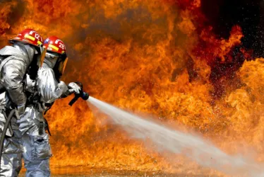 Imagem ilustrativa da imagem Incêndio de grandes proporções atinge empresa de reciclagem na Grande SP