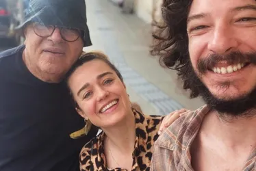 Imagem ilustrativa da imagem Karine Carvalho nega viver trisal e diz que post foi brincadeira: 'Grande amigo'