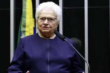 Imagem ilustrativa da imagem Luiza Erundina passa mal na Câmara e é encaminhada a hospital