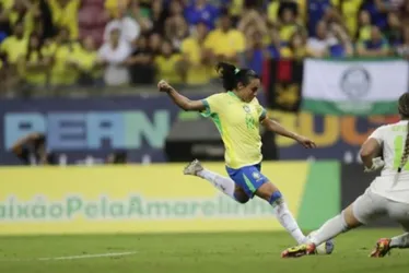Imagem ilustrativa da imagem Marta marca dois e Brasil goleia Jamaica por 4 a 0 na Arena de Pernambuco