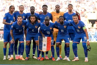 Imagem ilustrativa da imagem Mbappé marca, mas França empata com Polônia e fica no 'lado da morte'