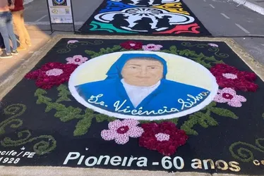 
          Imagem ilustrativa da imagem Missas, adoração e 5 mil metros quadrados de tapetes em Castelo
          