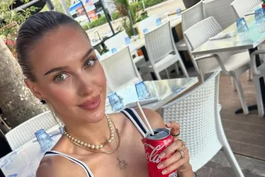 Imagem ilustrativa da imagem Modelo que 'sofre por ser sexy' faz promessa para Eslováquia vencer a Eurocopa