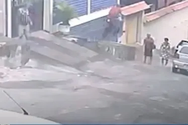 Imagem ilustrativa da imagem Moto perde o freio e motociclista "voa" em ladeira de Vila Velha