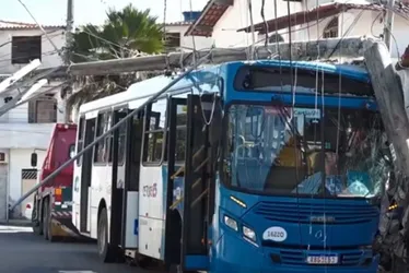 Imagem ilustrativa da imagem Motorista de ônibus perde o controle e quase invade casa na Serra