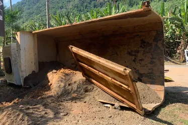 Imagem ilustrativa da imagem Motorista fica ferido após caminhão tombar na Região Serrana do ES