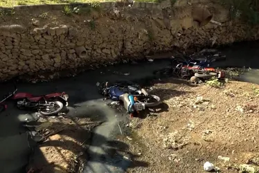 Imagem ilustrativa da imagem Motos roubadas são encontradas dentro de valão em Vila Velha
