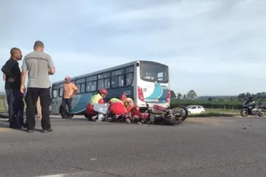Imagem ilustrativa da imagem Mulher morre em acidente entre moto e ônibus na BR-101 no ES