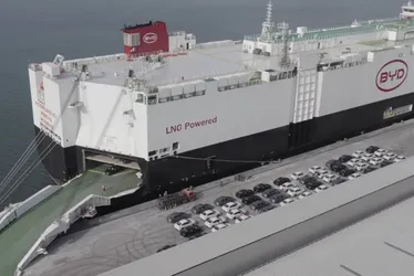 Imagem ilustrativa da imagem Navio próprio da BYD atraca no Brasil pela primeira vez, com 5.000 carros
